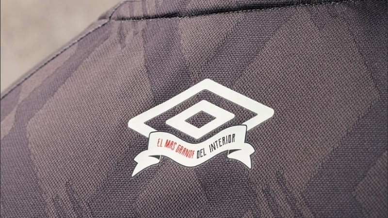 Modelo gris oscuro con ribetes rojinegros.