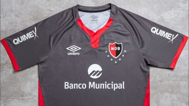 Modelo gris oscuro con ribetes rojinegros.