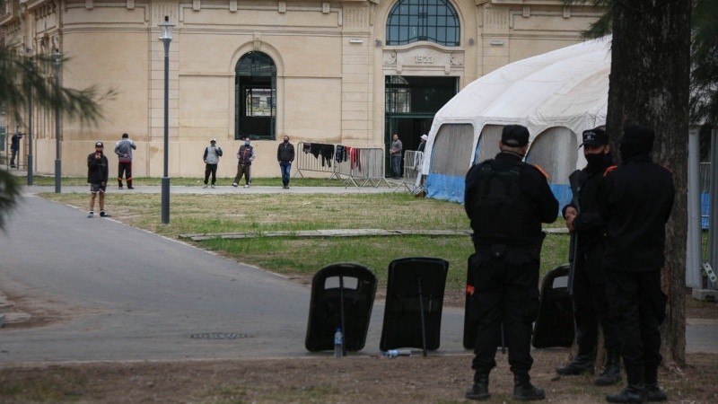 El centro de aislamiento de la ex Rural tiene 60 personas en observación.