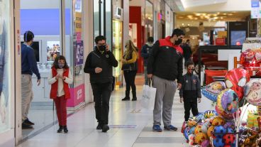 Los shoppings están abiertos, pero sus bares no.