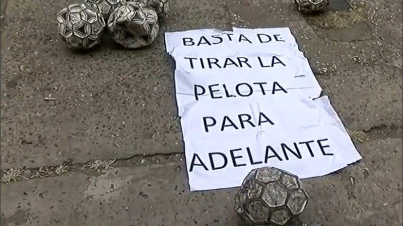 La consigna de protesta de los trabajadores de los complejos de Fútbol 5 y 7, frente a la sede local de la Gobernación. 