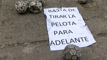 La consigna de protesta de los trabajadores de los complejos de Fútbol 5 y 7, frente a la sede local de la Gobernación.