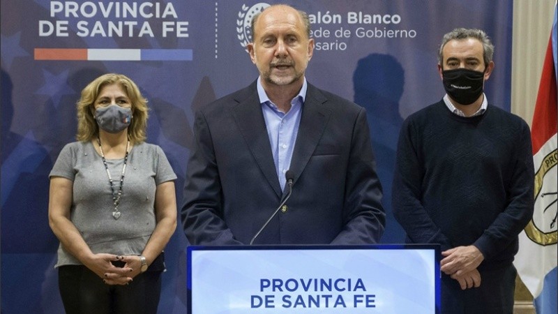 El gobernador, el intendente y los titulares del área Salud durante el anuncio.