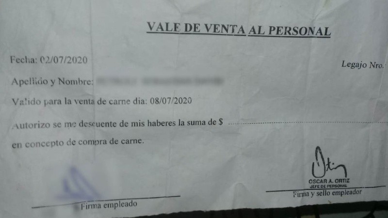 Un vale para retirar carne que se descuenta de los salarios.