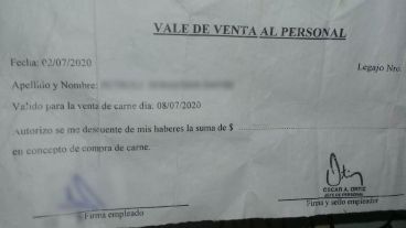 Un vale para retirar carne que se descuenta de los salarios.
