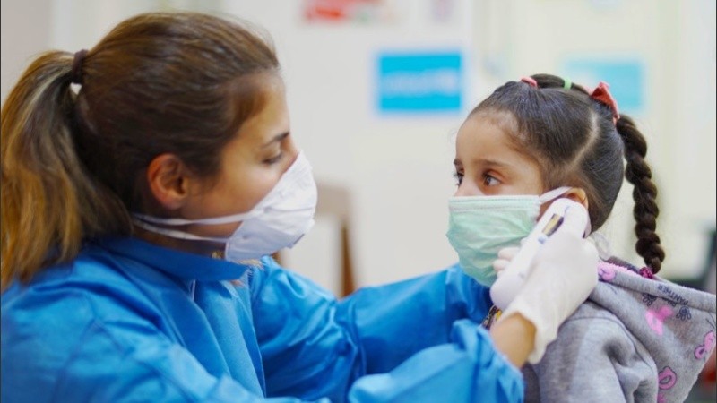 Según las publicaciones científicas, los chicos no son grandes dispersores de la enfermedad, sino que por el contrario en el 70 u 80 por ciento de los casos se contagian de un adulto.