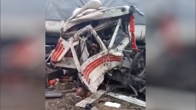 Así quedó uno de los camiones que participó del siniestro en la Autopista a Santa Fe.