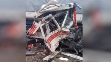 Así quedó uno de los camiones que participó del siniestro en la Autopista a Santa Fe.