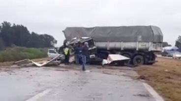 Según el relato del acompañante del camión que sufrió el impacto, el otro vehículo de gran porte "se cruzó de carril".