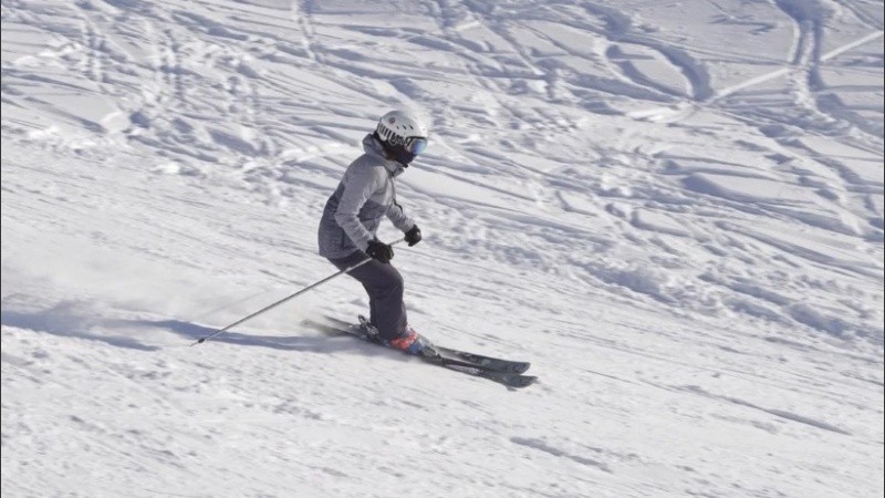 Los residentes de Bariloche inauguraron la pista del Cerro Catedral despejada de turistas.