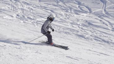 Los residentes de Bariloche inauguraron la pista del Cerro Catedral despejada de turistas.