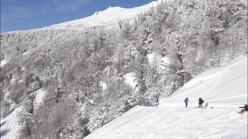 Los residentes de Bariloche inauguraron la pista del Cerro Catedral despejada de turistas.