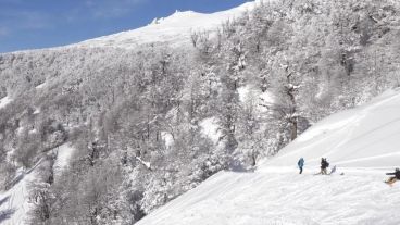 Los residentes de Bariloche inauguraron la pista del Cerro Catedral despejada de turistas.