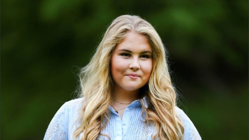 Amalia tiene 16 años. 