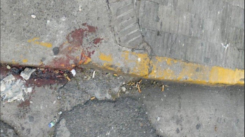 Los restos de mampostería este sábado por la mañana en el cordón de la vereda. 