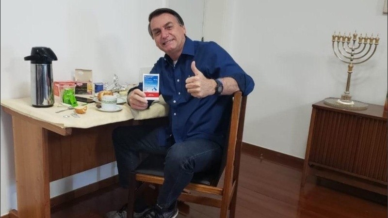 El presidente de Brasil dando la noticia en las redes este sábado. 