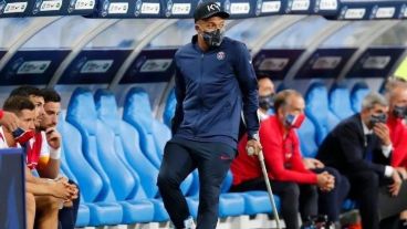 Mbappé en muletas después de la terrible lesión de tobillo.