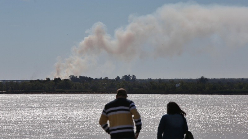 Humo en las islas entrerrianas este sábado, cuando comenzaba el corte en el puente. 