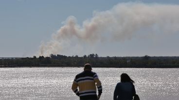 Humo en las islas entrerrianas este sábado, cuando comenzaba el corte en el puente.