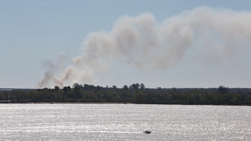 Humo en las islas entrerrianas este sábado, cuando comenzaba el corte en el puente. 