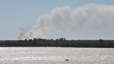Humo en las islas entrerrianas este sábado, cuando comenzaba el corte en el puente.