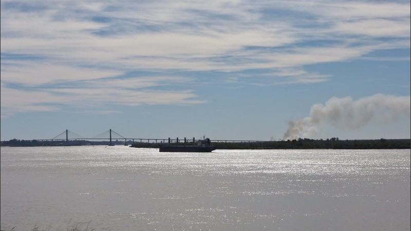 Humo en las islas entrerrianas este sábado, cuando comenzaba el corte en el puente. 