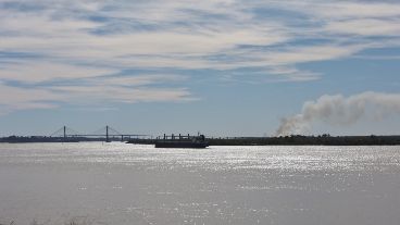 Humo en las islas entrerrianas este sábado, cuando comenzaba el corte en el puente.