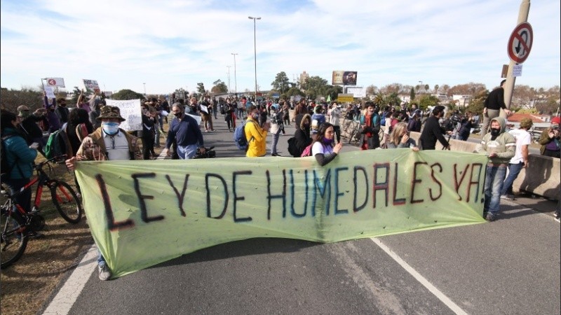 El corte de este sábado en la cabecera del puente contra las quemas en las islas. 
