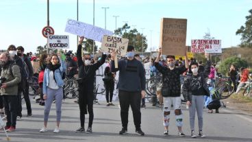 El corte de este sábado en la cabecera del puente contra las quemas en las islas.