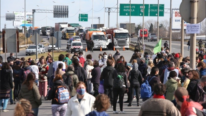 El corte de este sábado en la cabecera del puente contra las quemas en las islas. 