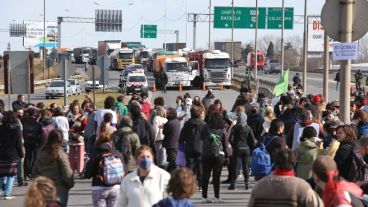 El corte de este sábado en la cabecera del puente contra las quemas en las islas.