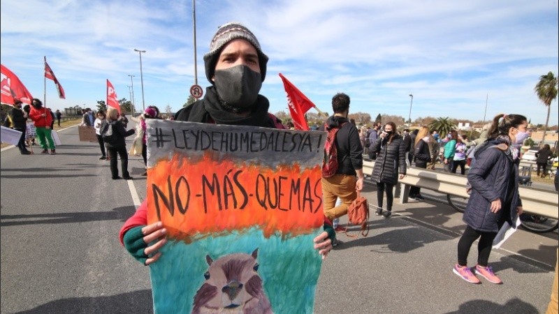 El corte de este sábado en la cabecera del puente contra las quemas en las islas. 