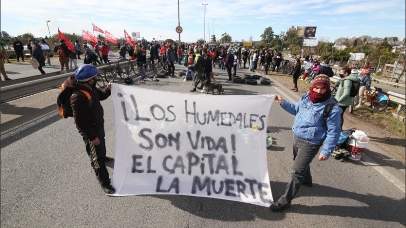 El corte de este sábado en la cabecera del puente contra las quemas en las islas. 