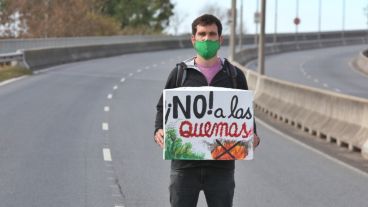 El corte de este sábado en la cabecera del puente contra las quemas en las islas.