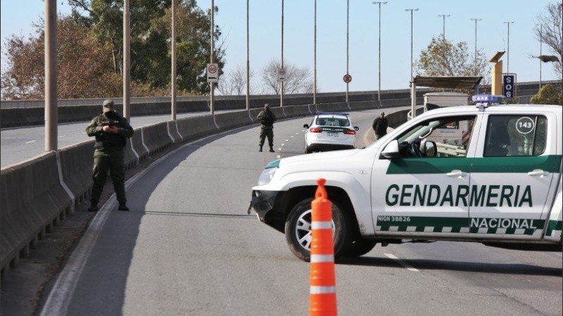 El operativo de Gendarmería en el puente por el corte contra las quemas en las islas. 