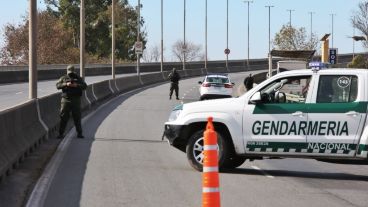 El operativo de Gendarmería en el puente por el corte contra las quemas en las islas.