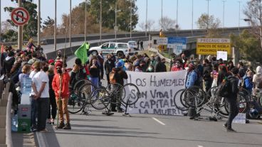 El corte de este sábado en la cabecera del puente contra las quemas en las islas.