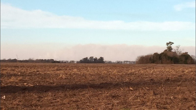 Así se veía el humo desde Zavalla, a 25 kilómetros de Rosario.