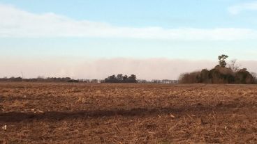 Así se veía el humo desde Zavalla, a 25 kilómetros de Rosario.