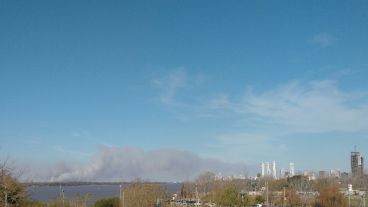 Una densa columna se veía a la altura de la costa central hacia el sur.