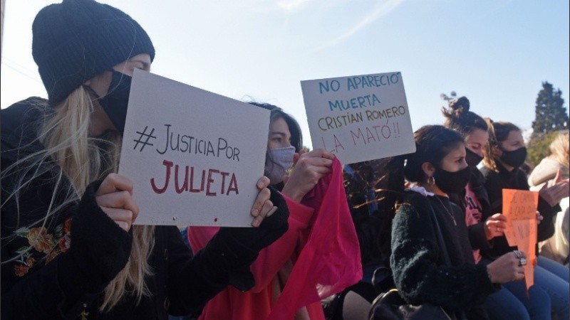“Paren de matarnos”, la consigna ante un nuevo femicidio en Santa Fe.