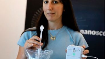 El tubo es conectado a un aparato, el cual está adherido al celular.