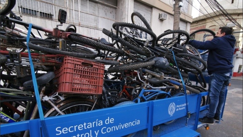 Removieron cientos de bicicletas, motos y autos acumulados en la Comisaría 2ª