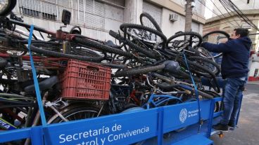 Removieron cientos de bicicletas, motos y autos acumulados en la Comisaría 2ª