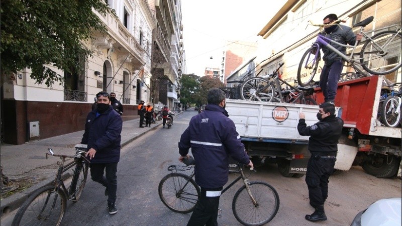 Removieron cientos de bicicletas, motos y autos acumulados en la Comisaría 2ª
