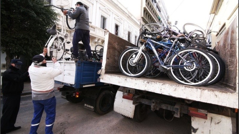 Removieron cientos de bicicletas, motos y autos acumulados en la Comisaría 2ª