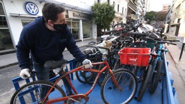 Removieron cientos de bicicletas, motos y autos acumulados en la Comisaría 2ª
