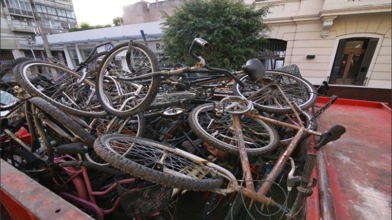 Removieron cientos de bicicletas, motos y autos acumulados en la Comisaría 2ª