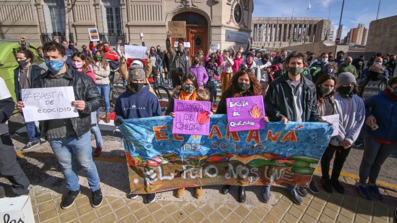 Mientras se hacía la protesta, desde las islas se veían nuevas columnas de humo.