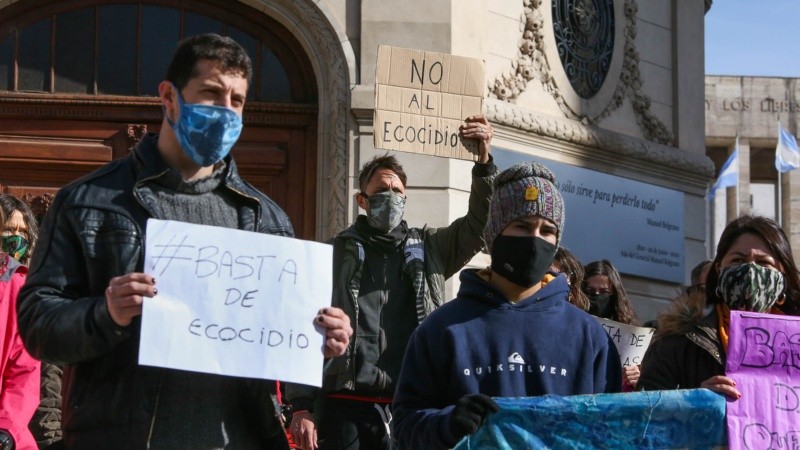 Mientras se hacía la protesta, desde las islas se veían nuevas columnas de humo.